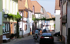 Die Talstraße mit Pension Walther in Schweigen Rechtenbach